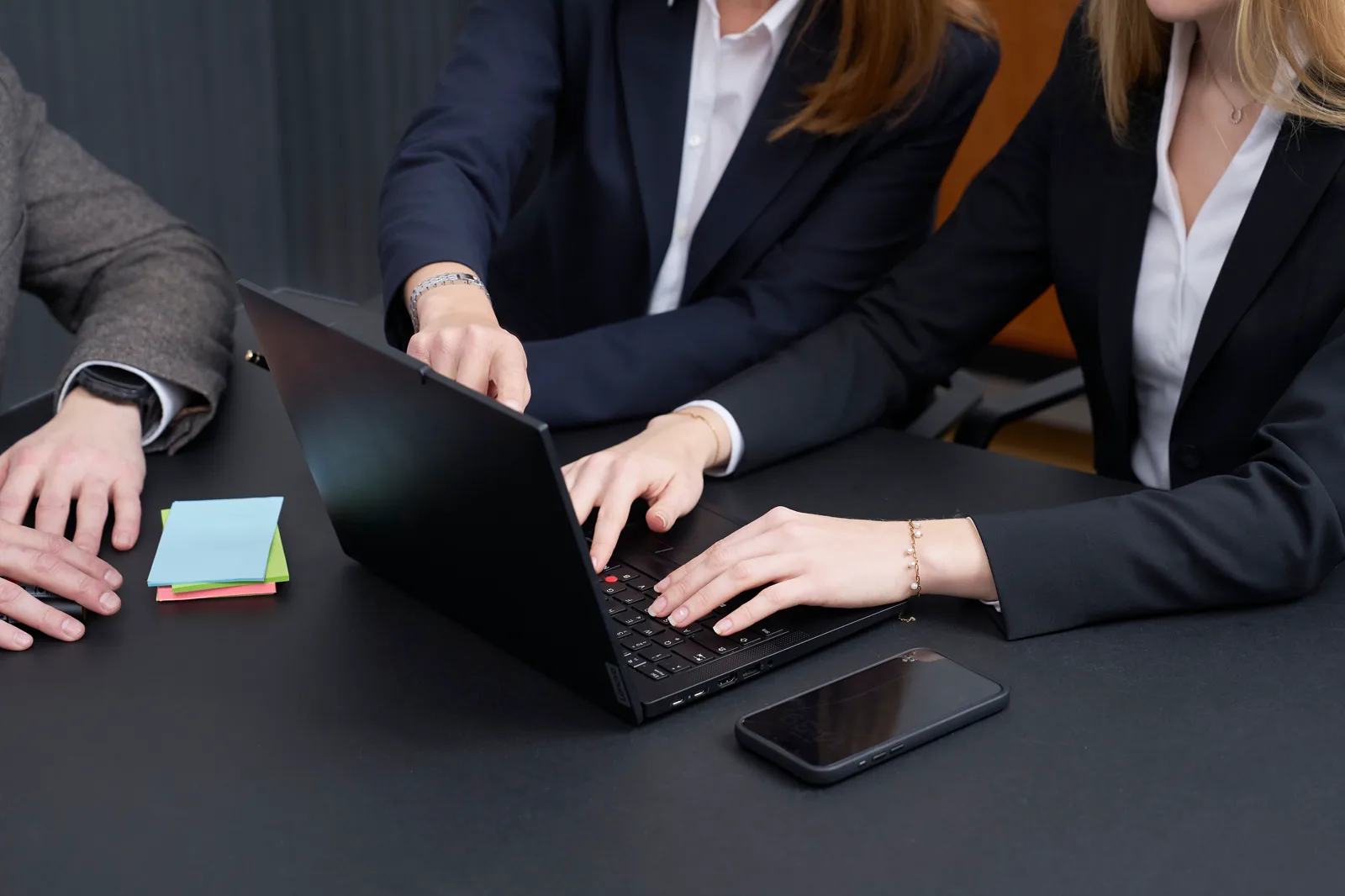 Projektteam arbeitet fokussiert am Laptop